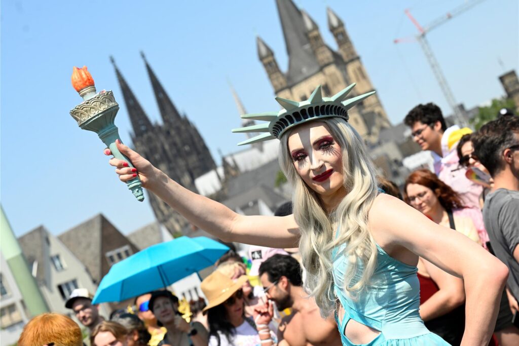 Ein CSD-Teilnehmer bei der Parade in Köln.