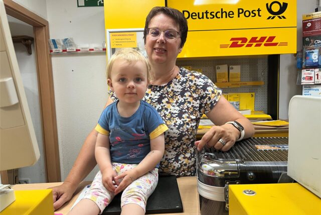 Claudia Großweile mit Enkelin Tabea im Ladenlokal
