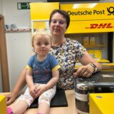 Claudia Großweile mit Enkelin Tabea im Ladenlokal
