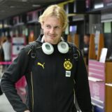 Julian Brandt schaut zur Seite.