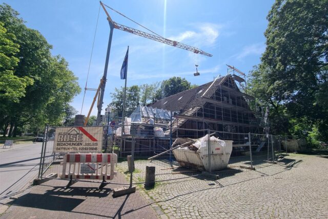 Ein Baukran steht am Dorfschultenhof in Datteln.