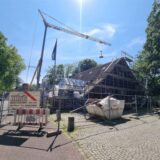 Ein Baukran steht am Dorfschultenhof in Datteln.