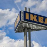 Ikea Logo vor blauem Himmel