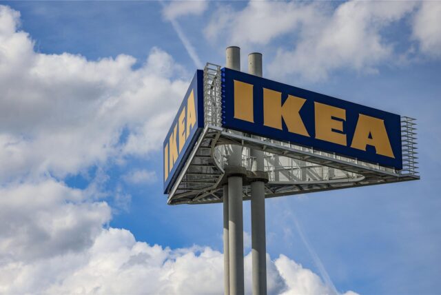 Ikea Logo vor blauem Himmel