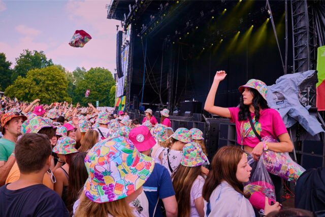 Beim Juicy Beats in Dortmund stehen viele Festival-Besucher vor einer der Bühnen und erwarten den Auftritt von Ski Aggu.