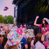 Beim Juicy Beats in Dortmund stehen viele Festival-Besucher vor einer der Bühnen und erwarten den Auftritt von Ski Aggu.
