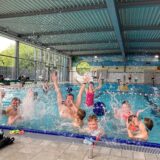 Kinder und Erwachsene planschen im Stadtbad Datteln.