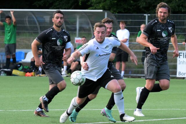 Leon Broda vom VfB Lünen schirmt den Ball gegen mehrere Spieler des PSV Bork ab.
