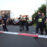 Einsatzkräfte der Polizei stehen an einem Tatort an einem Rastplatz an der Autobahn 3 (A3). Bei einem Messerangriff auf einem Rastplatz an der A3 ist ein Mann lebensgefährlich verletzt worden.