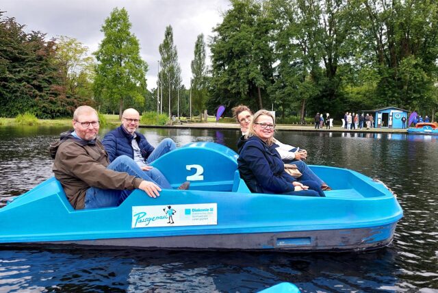 Menschen in einem Tretboot auf dem See im Dortmunder Fredenbaumpark
