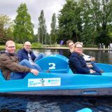 Menschen in einem Tretboot auf dem See im Dortmunder Fredenbaumpark