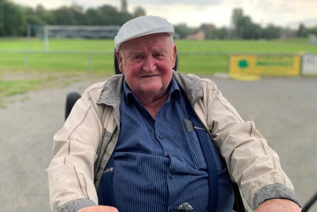 Zu sehen ist Karlheinz Rauhut auf einem Sportplatz in Castrop-Rauxel. Der 86-jährige ehemalige Bergbau-Arbeiter blickt auf sein Leben im Krieg zurück.