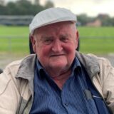 Zu sehen ist Karlheinz Rauhut auf einem Sportplatz in Castrop-Rauxel. Der 86-jährige ehemalige Bergbau-Arbeiter blickt auf sein Leben im Krieg zurück.