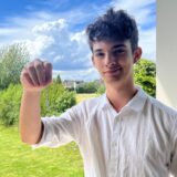 Den Notenschlüssel-Anhänger in seiner Hand hat Luke Marek bei seinem Praktikum beim Juwelier Zimmer selbst hergestellt.