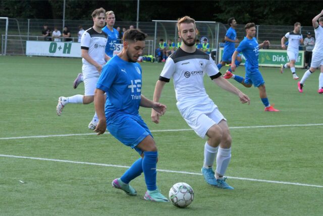 Ein Spieler von BW Alstedde im Dribbling gegen einen Spieler von Teutonia SuS Waltrop.