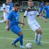Ein Spieler von BW Alstedde im Dribbling gegen einen Spieler von Teutonia SuS Waltrop.