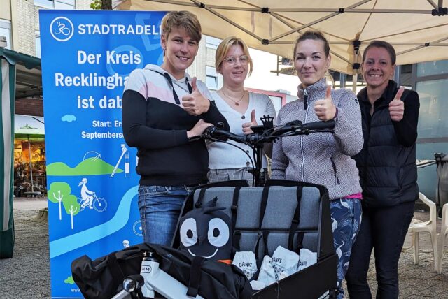 Anja Althoff, Kerstin Seidel, Stefanie Pfitzmann und Jasmin König (v.l.) präsentierten das Lastenrad der Stadt Datteln beim Wochenmarkt EXTRA im September 2023.