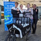 Anja Althoff, Kerstin Seidel, Stefanie Pfitzmann und Jasmin König (v.l.) präsentierten das Lastenrad der Stadt Datteln beim Wochenmarkt EXTRA im September 2023.