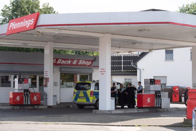 Ein Polizeiauto steht an der Tankstelle an der Overbergstraße in Recklinghausen.