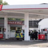 Ein Polizeiauto steht an der Tankstelle an der Overbergstraße in Recklinghausen.