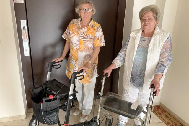 Ursula Nowak (l.) und Brigitte Golinski stehen mit ihren Rollatoren vor dem defekten Aufzug.