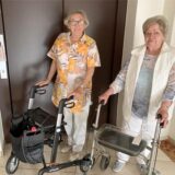 Ursula Nowak (l.) und Brigitte Golinski stehen mit ihren Rollatoren vor dem defekten Aufzug.