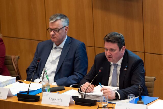 Bürgermeister Rajko Kravanja und Kämmerer Michael Eckhardt (li.) bei einer Ratssitzung.