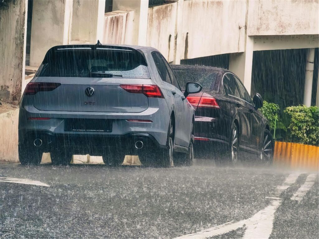 Ein Suchbild mit zwei Autos auf einer verregneten Straße. Ein Suchbild mit zwei Autos auf einer verregneten Straße.