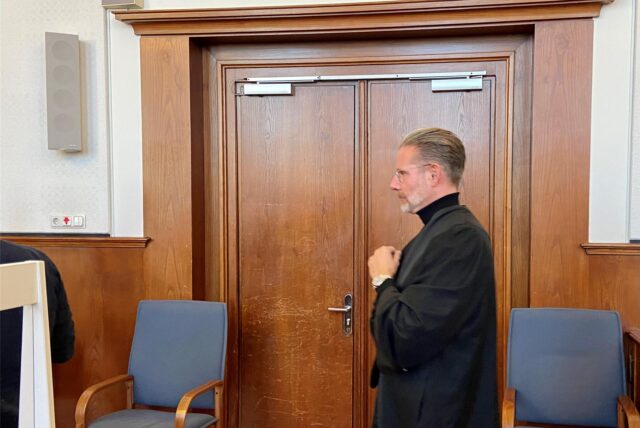 Rechtsanwalt Christian Simonis in einem Saal im Landgericht Bochum.