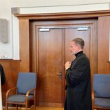 Rechtsanwalt Christian Simonis in einem Saal im Landgericht Bochum.