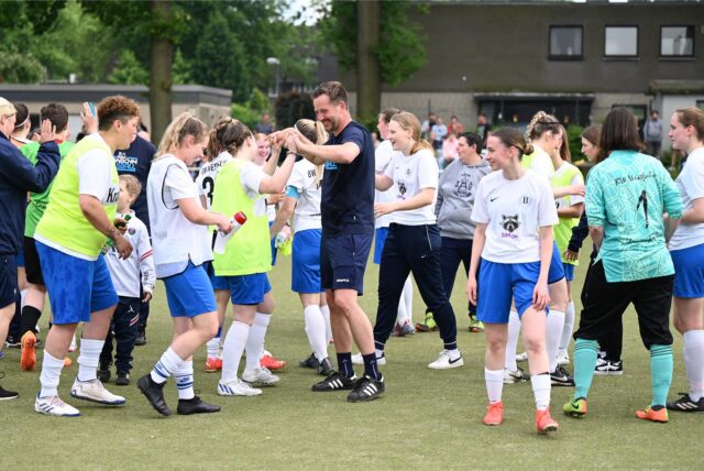 Hier feiert Trainer Matthias Bessel (Mitte) im vergangenen Jahr noch den Aufstieg in die Bezirksliga, in der Folgesaison geht es für die Frauen von BW Westfalia Langenbochum wieder runter in die Kreisliga – ohne Bessel.