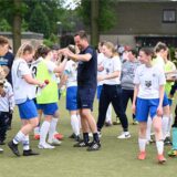 Hier feiert Trainer Matthias Bessel (Mitte) im vergangenen Jahr noch den Aufstieg in die Bezirksliga, in der Folgesaison geht es für die Frauen von BW Westfalia Langenbochum wieder runter in die Kreisliga – ohne Bessel.
