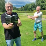Wolfgang Kleideiter und Dr. Thomas Günnewig (r.) stehen mit Schläger, Ball und neuem Buch auf dem Golfplatz in Recklinghausen.