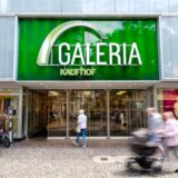 Der Eingang einer Galeria Kaufhof-Filiale mit Passanten und Kunden im Vordergrund (Archivbild).