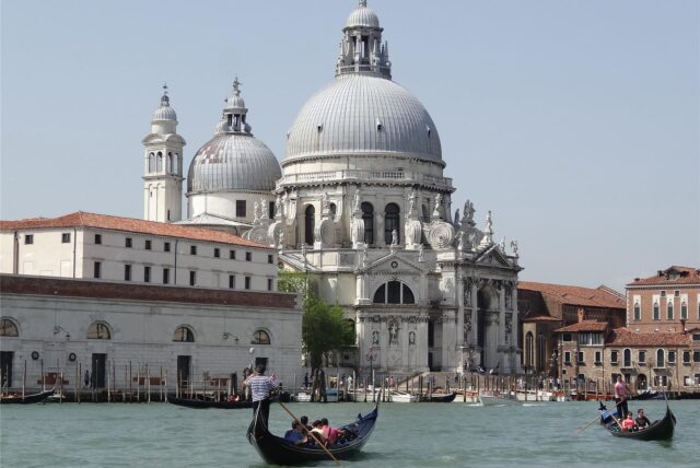 Ein Kanal in Venedig mit der Basilika Santa Maria della Salute im Hintegrund (Symbolbild).