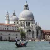 Ein Kanal in Venedig mit der Basilika Santa Maria della Salute im Hintegrund (Symbolbild).