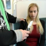 Mann hält ein Messer in der Hand und hält es vor eine Frau