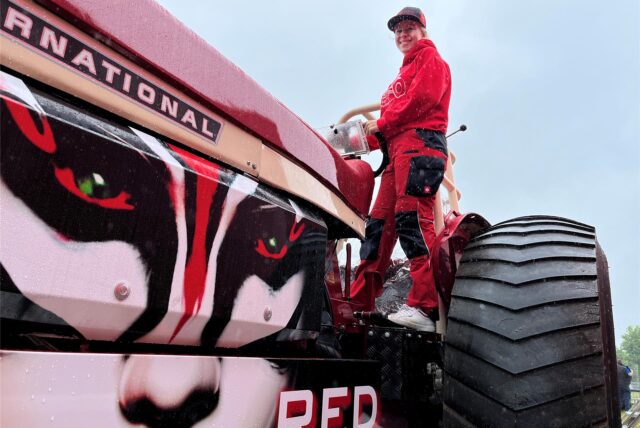 Sarah Jäger wollte beim Halterner Tractor Pulling 2023 Meisterschaftspunkte sammeln, das hat wegen des Wetters nicht geklappt. Sie fährt einen 3,6 Tonnen schweren und 1.000 PS starken Traktor.