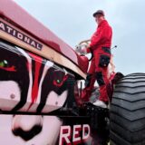Sarah Jäger wollte beim Halterner Tractor Pulling 2023 Meisterschaftspunkte sammeln, das hat wegen des Wetters nicht geklappt. Sie fährt einen 3,6 Tonnen schweren und 1.000 PS starken Traktor.