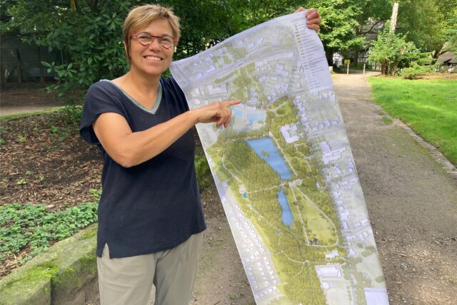 Baudezernentin Andrea Baudek erklärt die IGA-Pläne für den Volkspark.