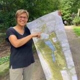 Baudezernentin Andrea Baudek erklärt die IGA-Pläne für den Volkspark.