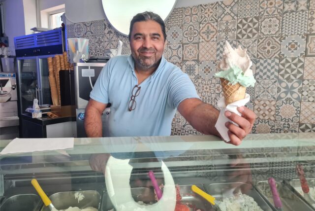 Jeladin Saljuki von der Eisdiele „Ice Cream“ in Haltern am See hält ein Eis in der Hand.