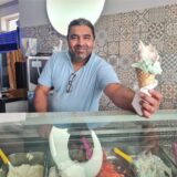 Jeladin Saljuki von der Eisdiele „Ice Cream“ in Haltern am See hält ein Eis in der Hand.