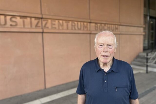 Jan Bormann vor dem Landgericht Bochum: Hier war die mündliche Verhandlung wegen der Klage des Künstlers gegen die Stadt Arnsberg.