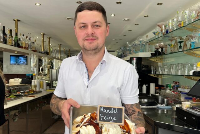 Alberto Asani steht im Eiscafé Calabrese in Recklinghausen.