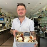 Alberto Asani steht im Eiscafé Calabrese in Recklinghausen.