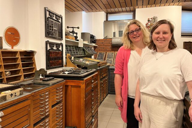 Andrea Coenen-Brinkert, Leiterin der Stadtbibliothek, und ihre Stellvertreterin Friederike Gernreich stehen in der alten Druckwerkstatt.