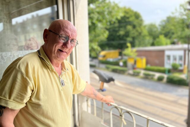 Lothar Greier (70) steht an seinem offenen Wohnzimmerfenster, hier hat er alles mitbekommen.