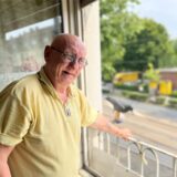 Lothar Greier (70) steht an seinem offenen Wohnzimmerfenster, hier hat er alles mitbekommen.
