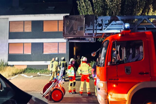 Feuerwehrkräfte im Brandeinsatz.